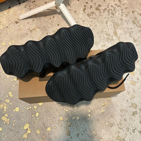 Brand New Yeezy 450 Dark Slate size 10.5 Men’s ASKING $270

Retail $516 + Tax - Picture 4 of 9